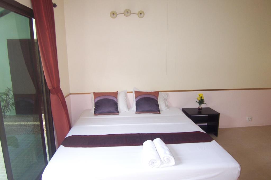 Phuket Airport Overnight Hotel Nai Yang Room photo