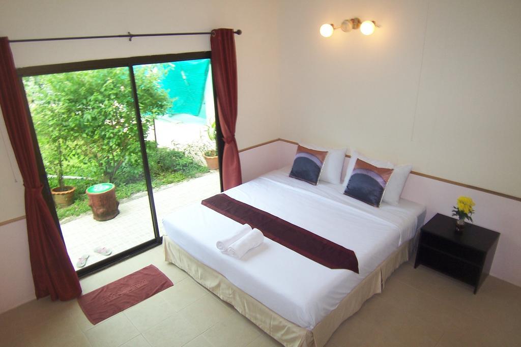 Phuket Airport Overnight Hotel Nai Yang Room photo